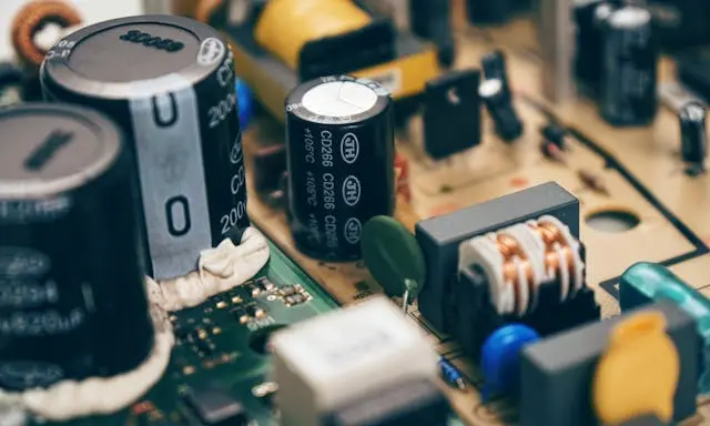Representação Capacitância Foto de circuito eletroeletrônico com capacitores